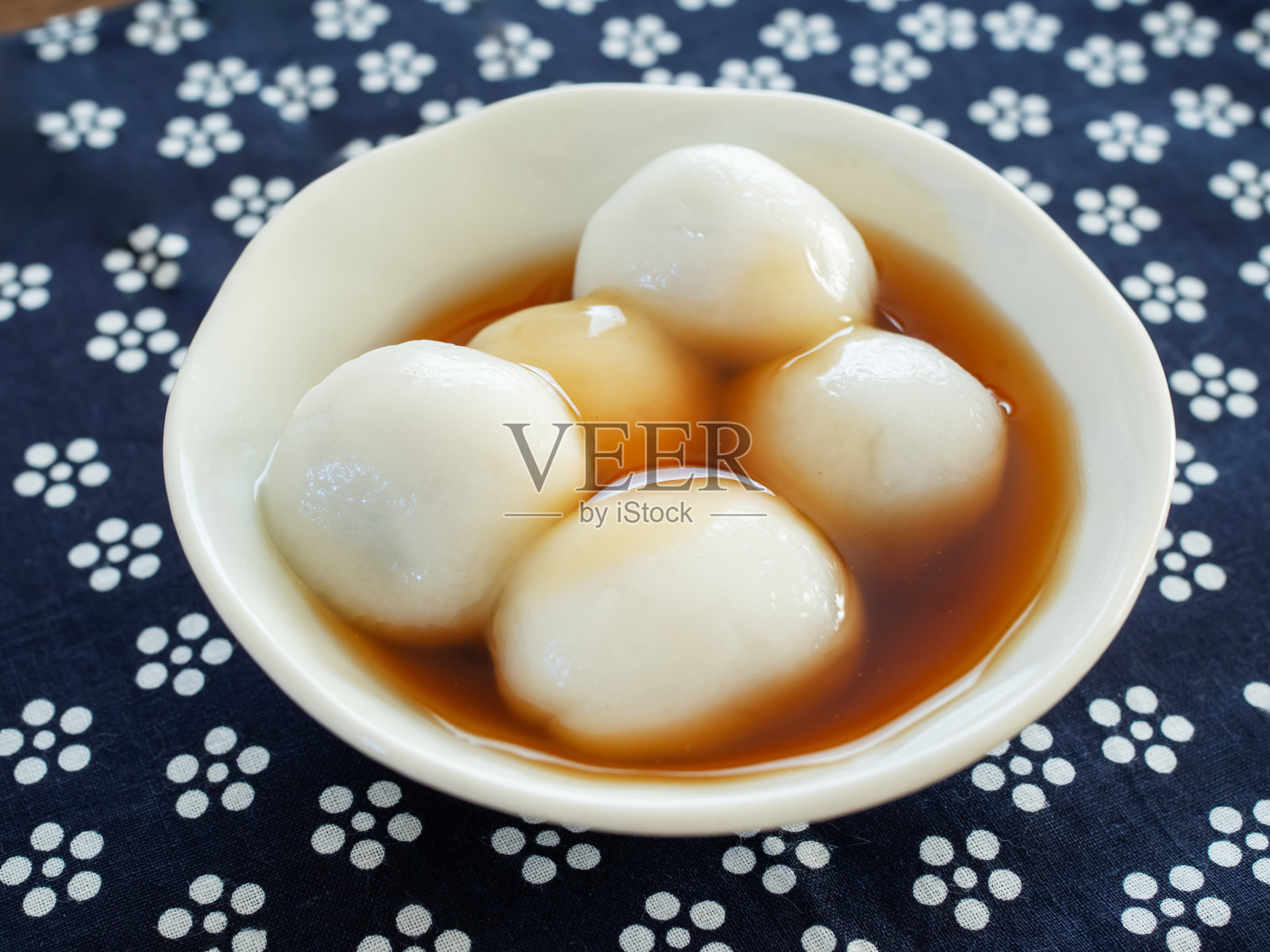 三arashi dango(包有甜酱油的粽子)照片摄影图片