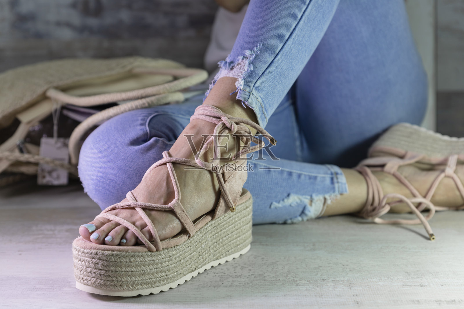 性感女人脚上的时尚凉鞋。美丽时尚照片摄影图片