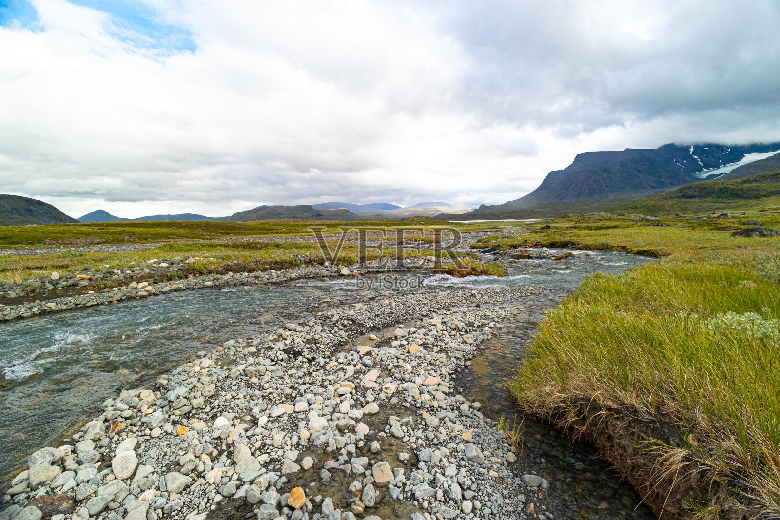 瑞典萨雷克国家公园里的一条小而多岩石的山涧。一个美丽的夏日景观与水流。照片摄影图片