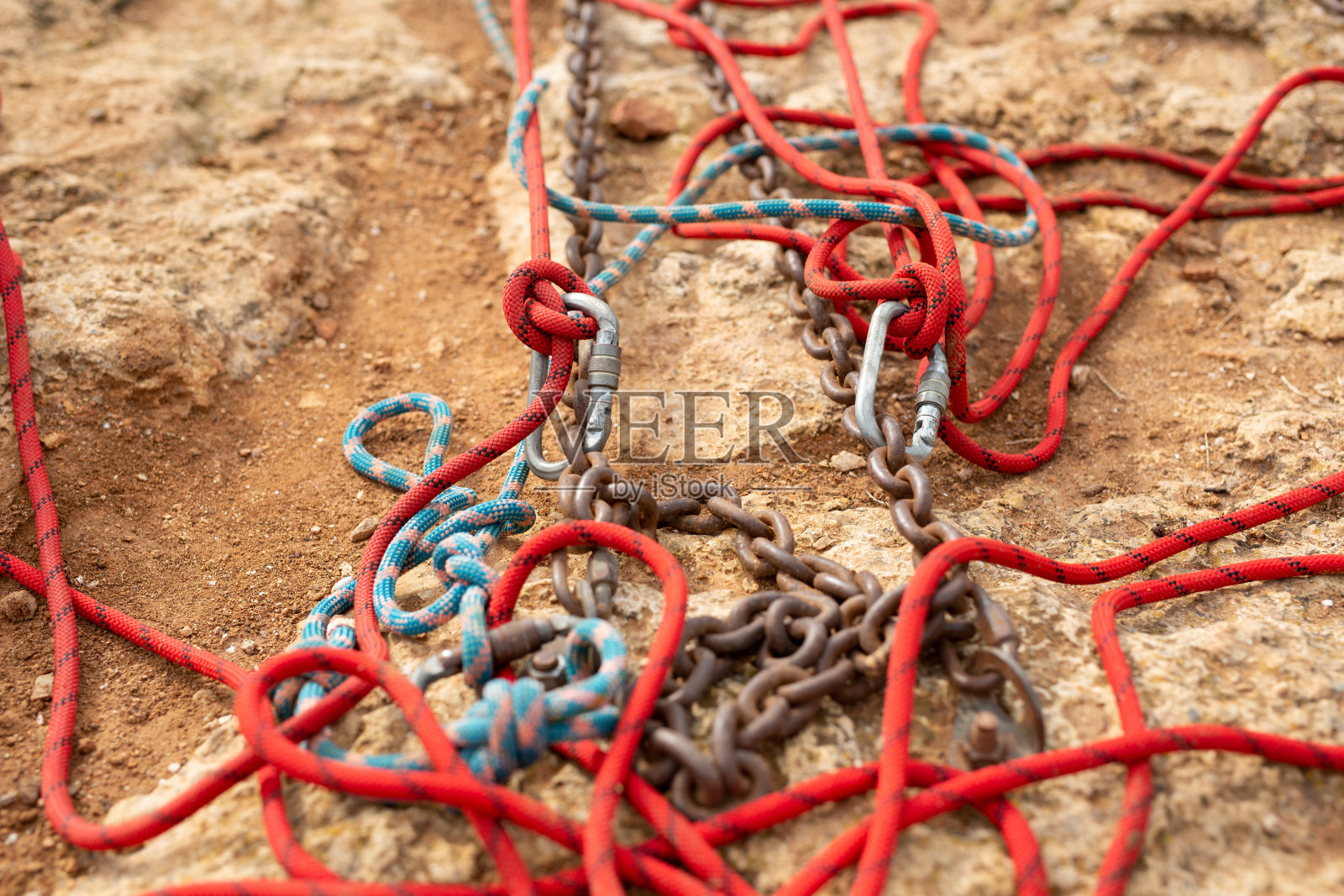 攀岩和跳绳设备:近距离岩石上的钩环和绳索。照片摄影图片