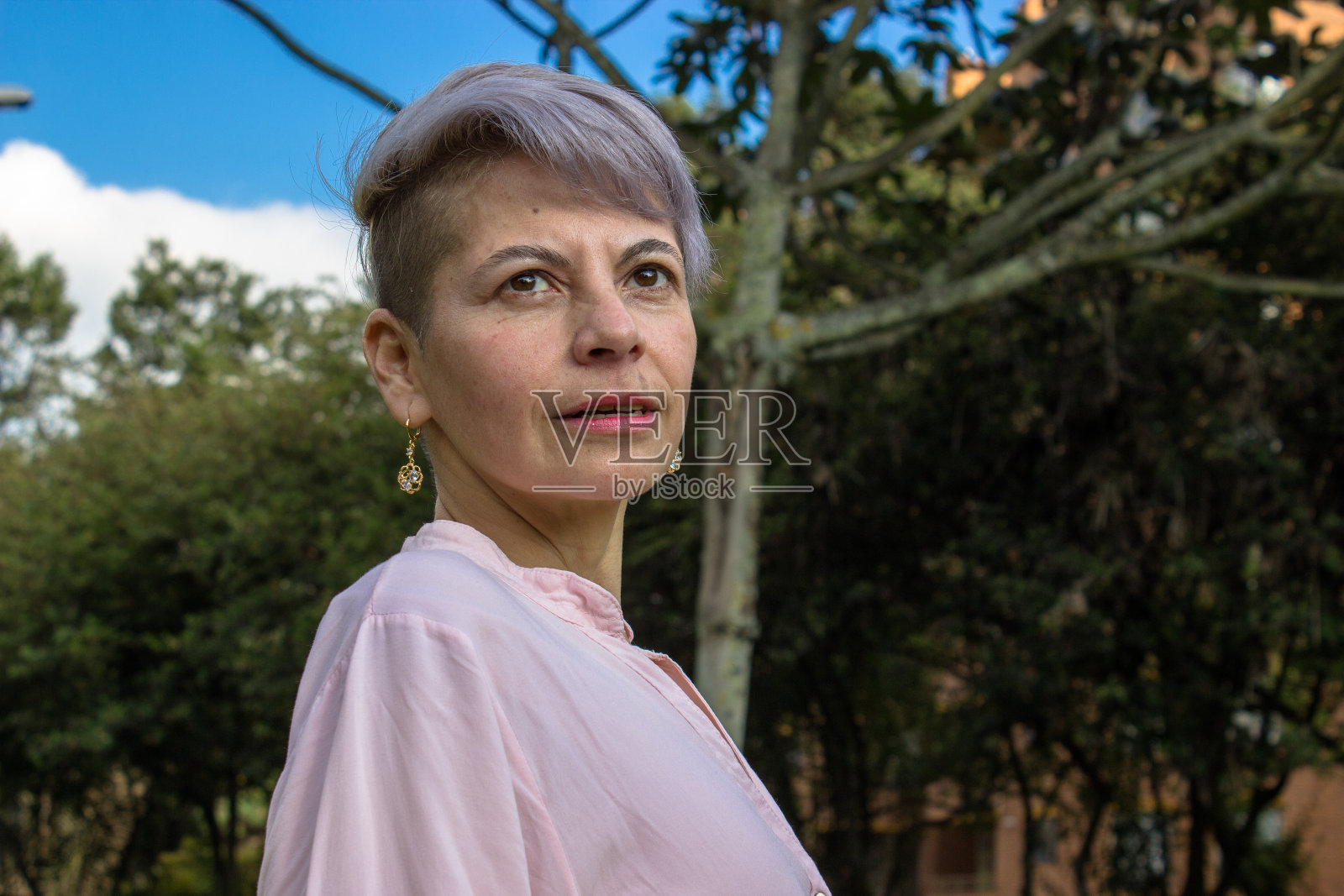 中年妇女在公园里摆姿势照片摄影图片