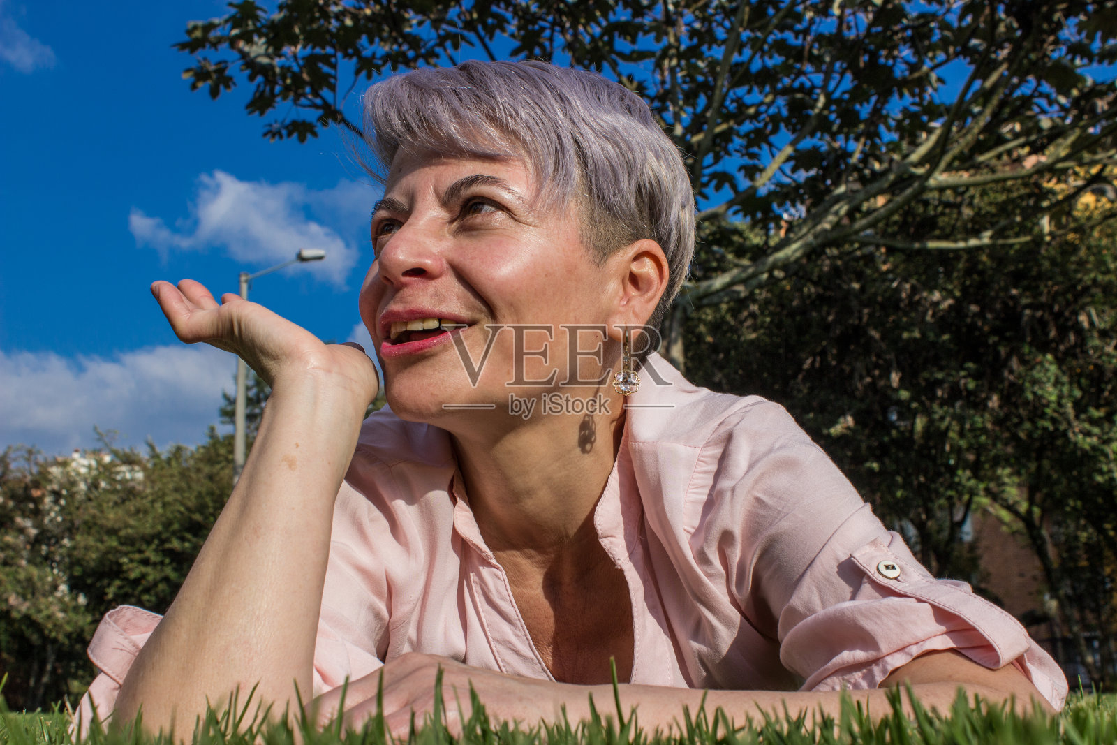 中年妇女在公园里摆姿势照片摄影图片