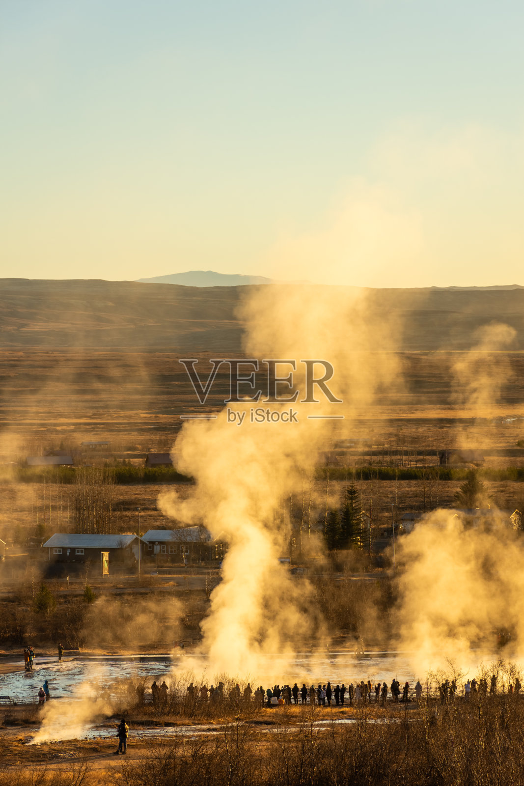 冰岛斯托库尔间歇泉附近的温泉照片摄影图片