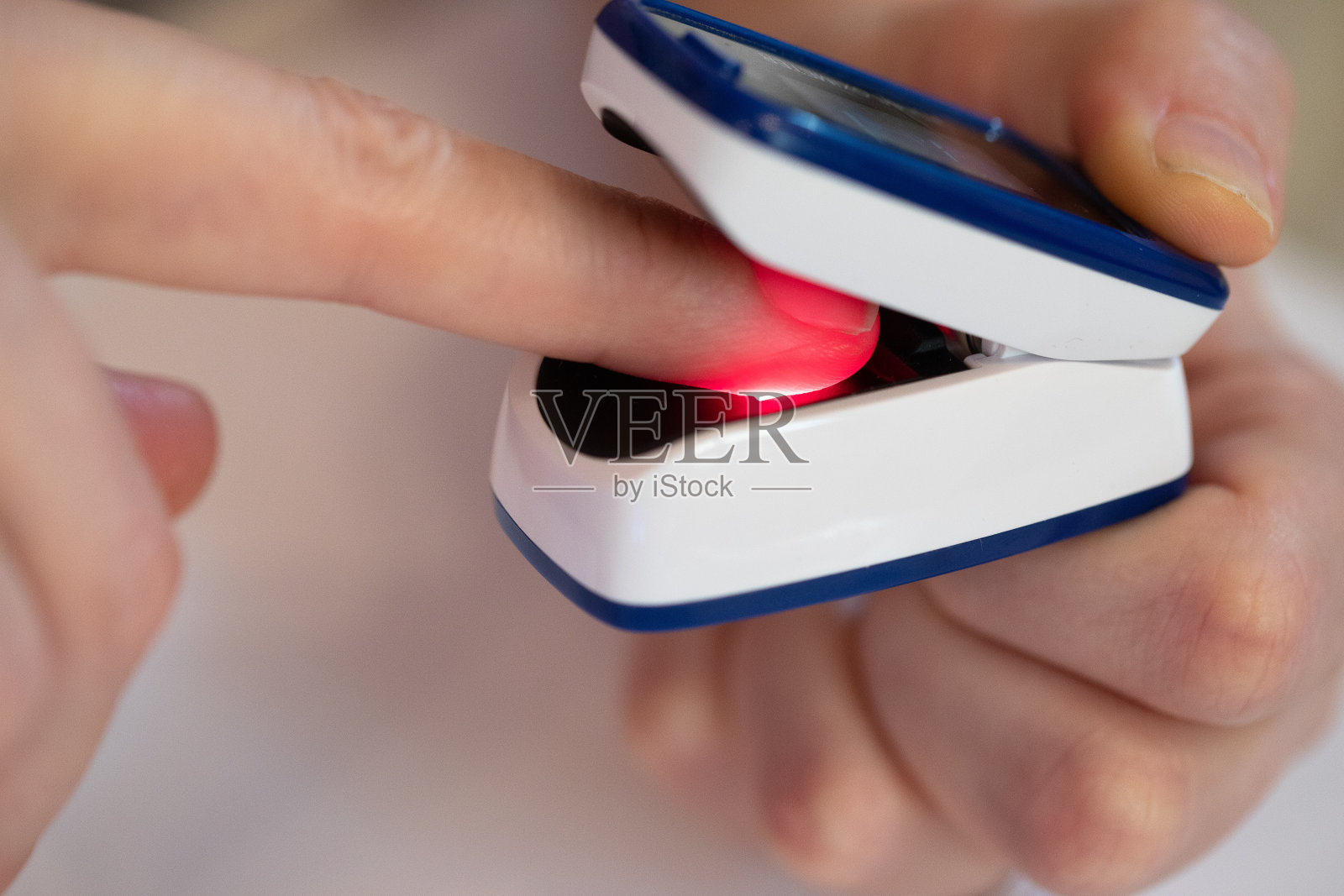 用手指脉搏血氧计监测血氧饱和度照片摄影图片