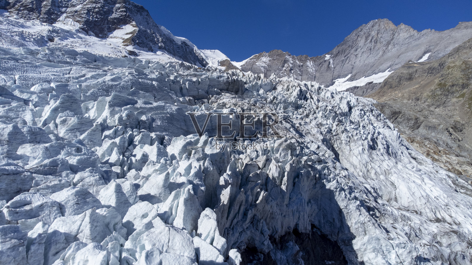 山脉和冰川的鸟瞰图照片摄影图片