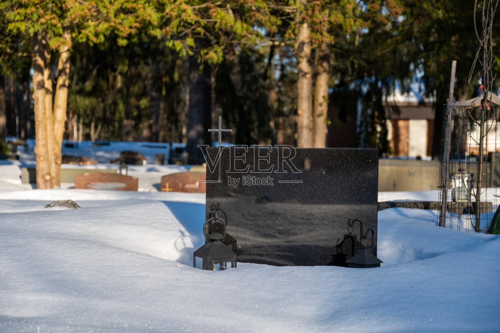 冬天墓地里空白的墓碑照片摄影图片