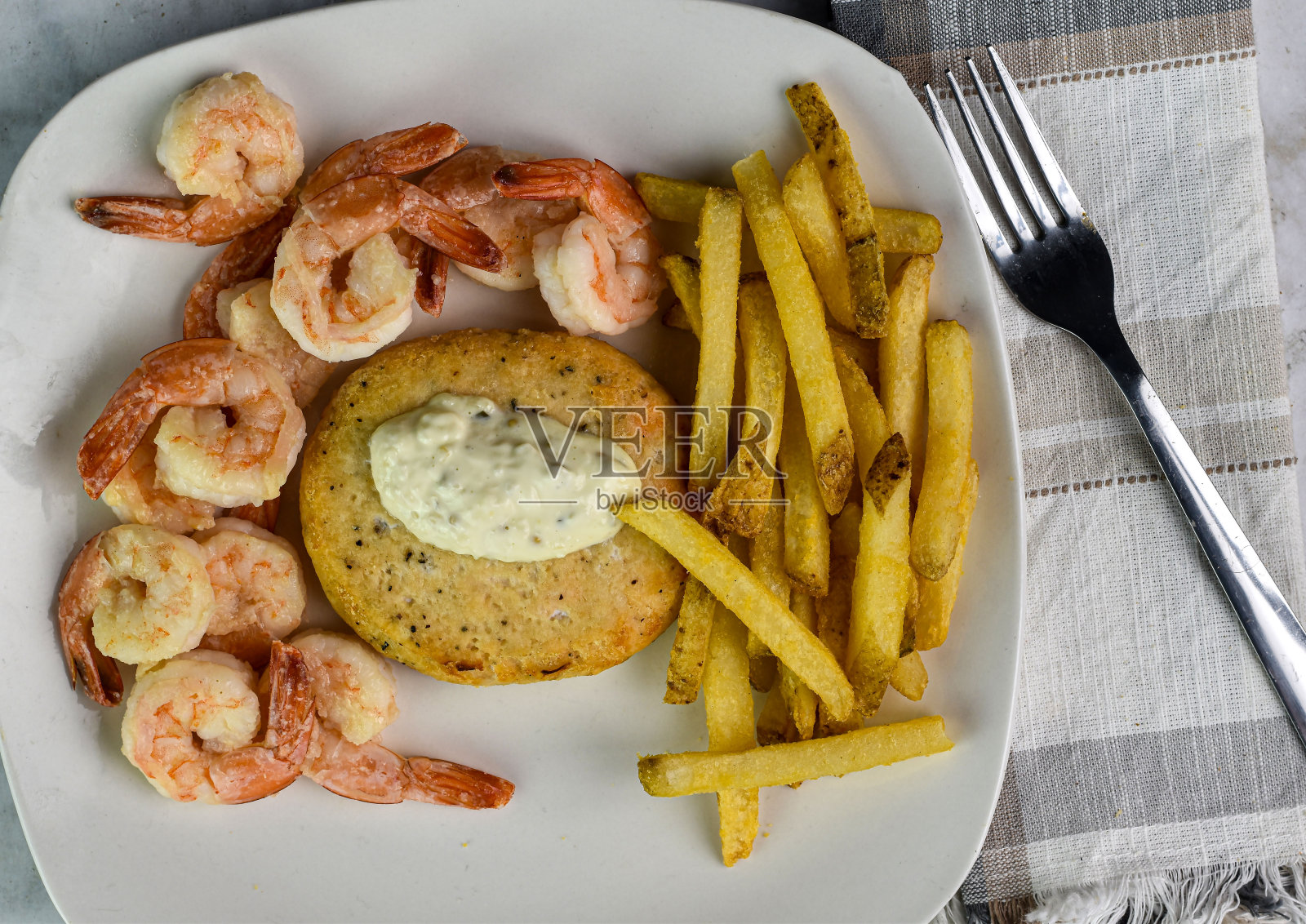 三文鱼汉堡配虾和薯条照片摄影图片