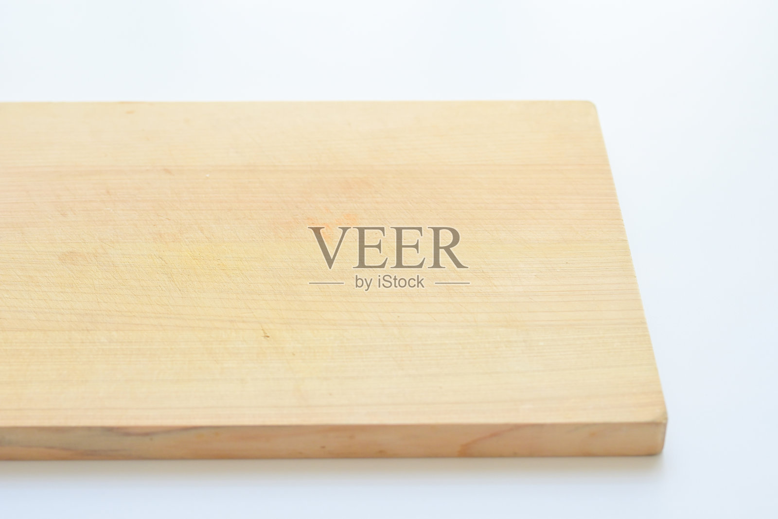 白色背景上孤立的木质砧板，厨房里的木板照片摄影图片