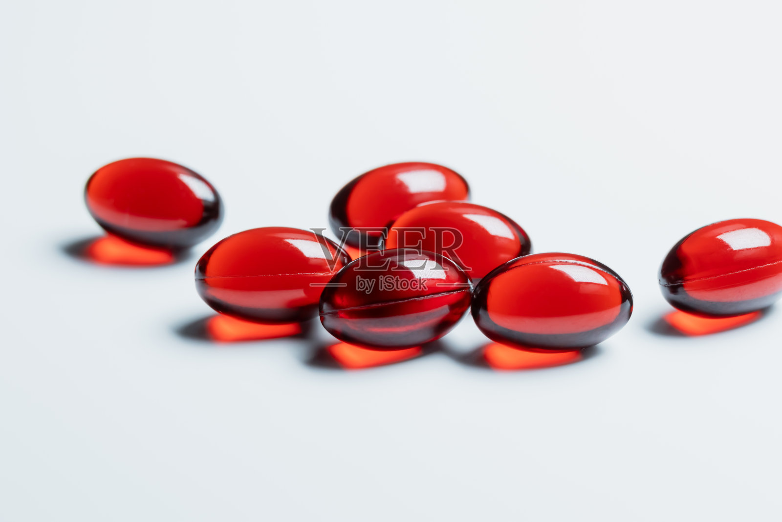 Omega - 3红色补充剂。白色背景。照片摄影图片