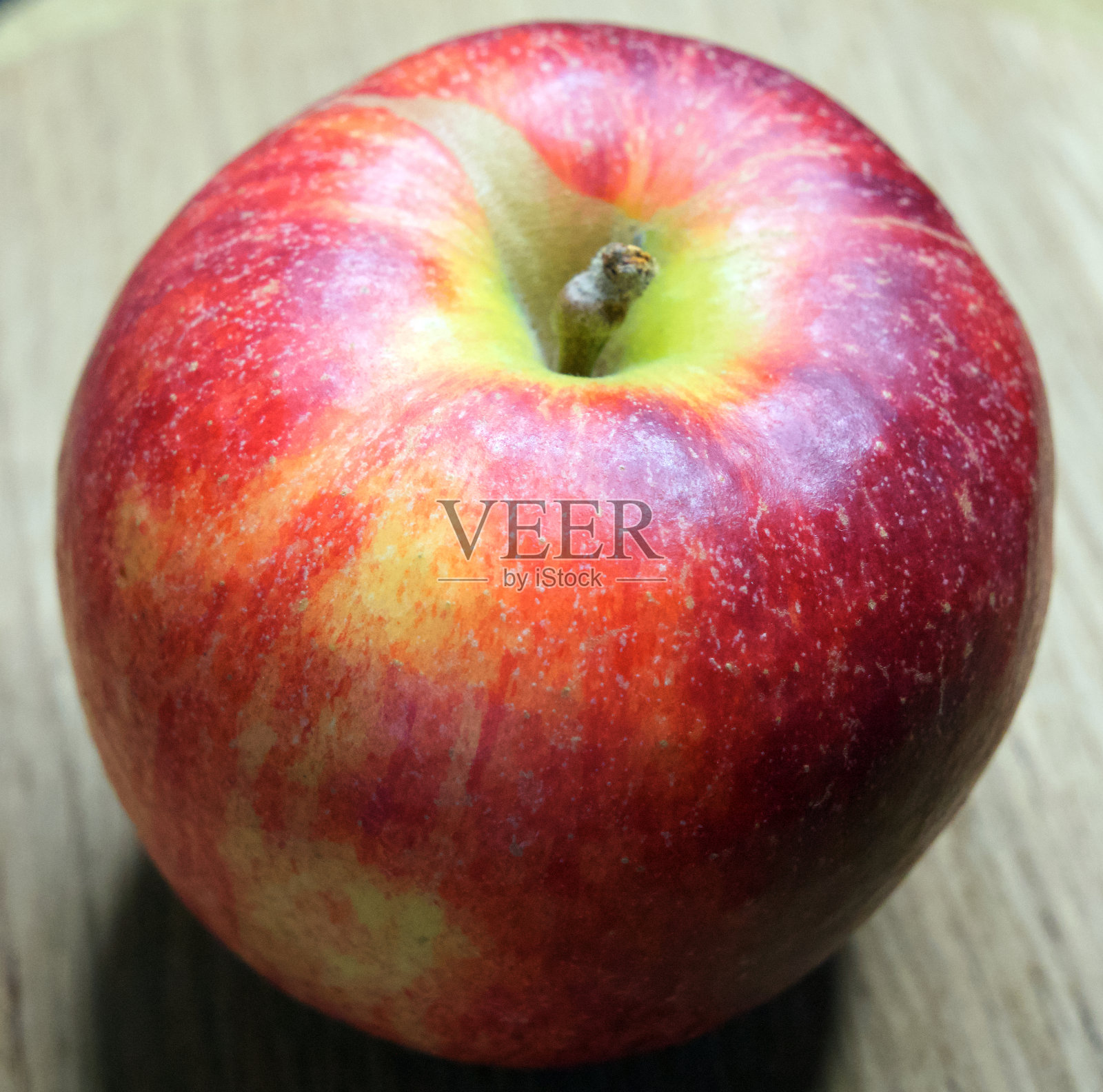 一个大熟苹果，一个微距镜头。美丽的红色水果。照片摄影图片