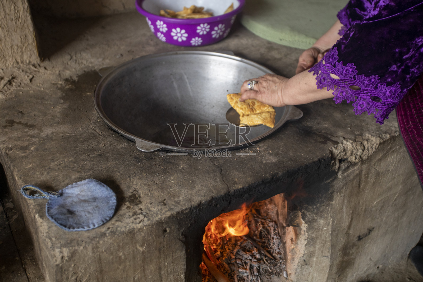 检查食品的过程照片摄影图片