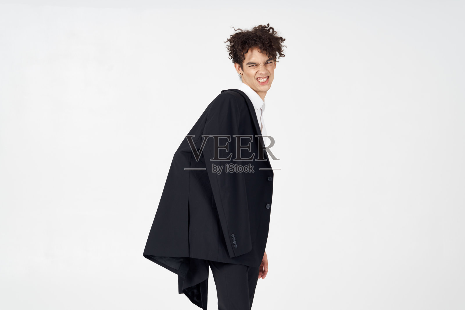 帅哥卷发夹克自信现代商务风格照片摄影图片