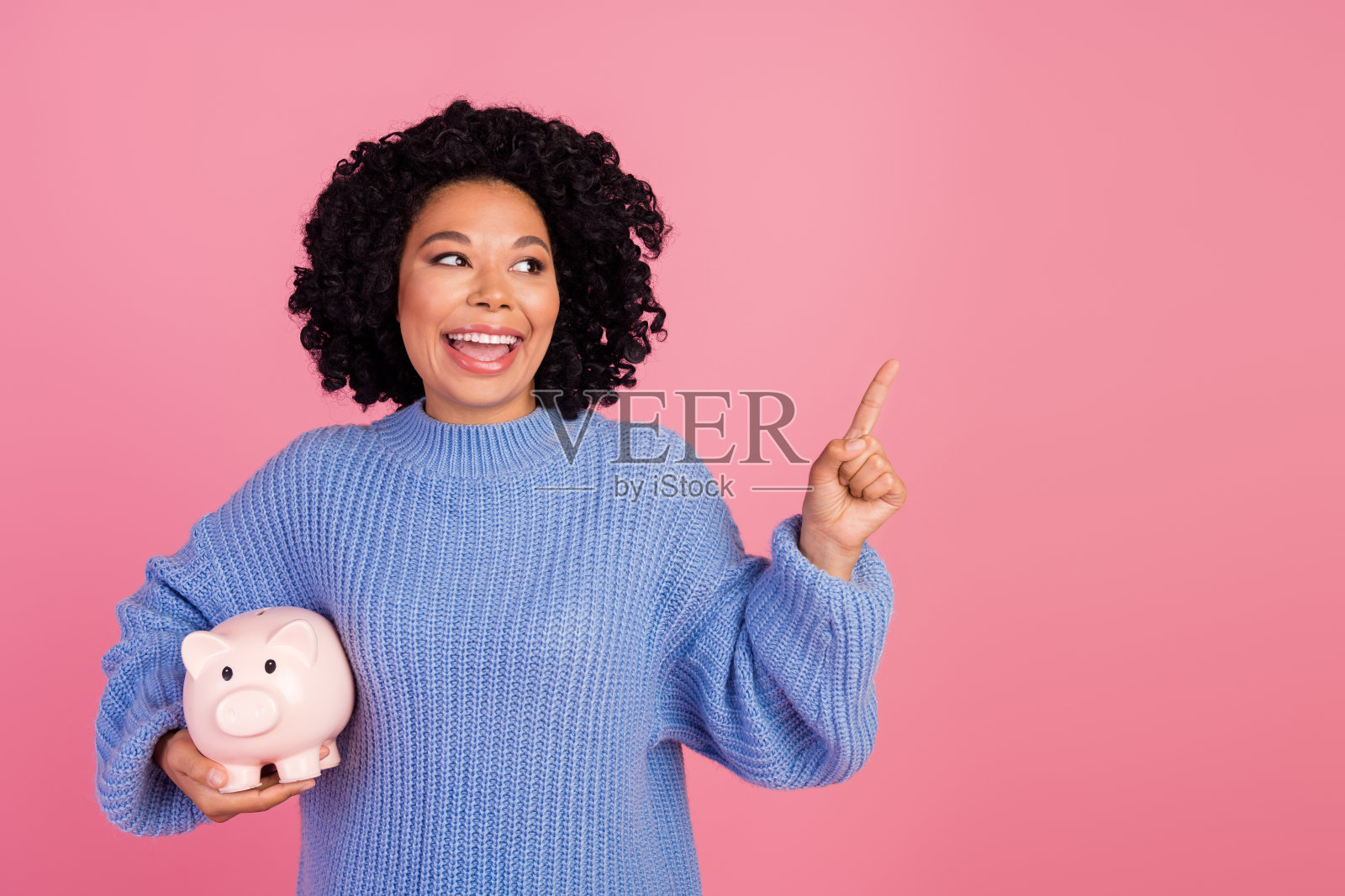 照片肖像可爱的年轻女士猪点看空空间穿着时尚的蓝色针织服装孤立在粉红色的背景照片摄影图片