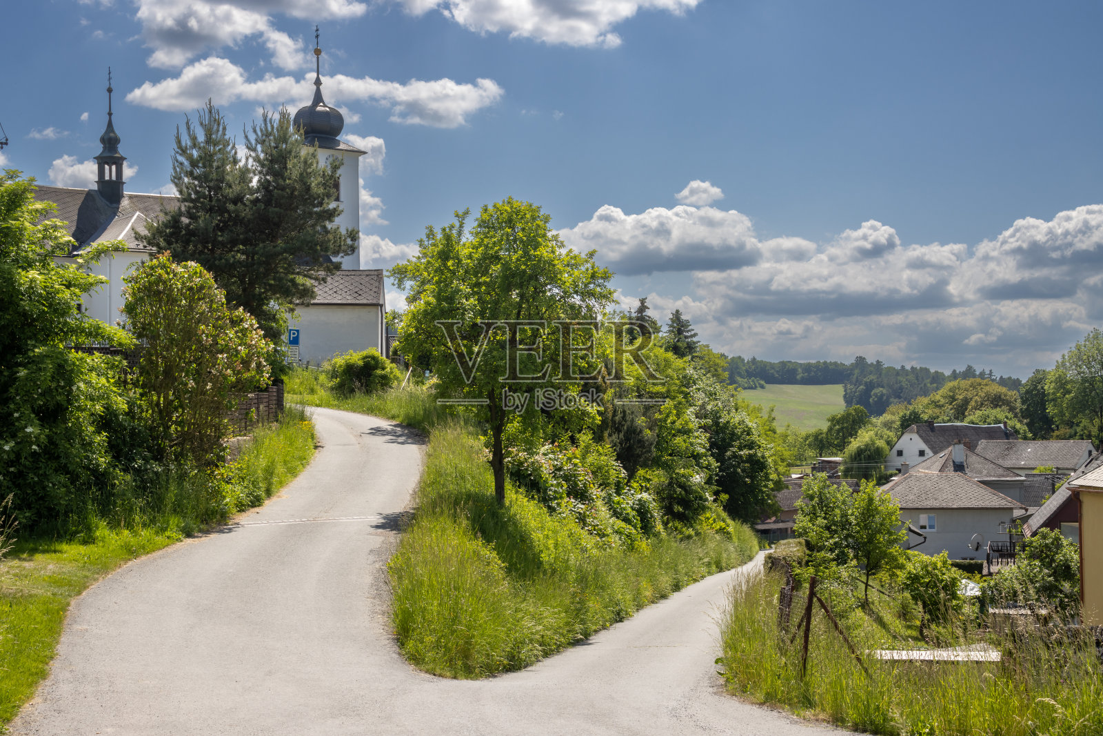 捷克，众圣徒教堂和多洛霍米洛夫村照片摄影图片