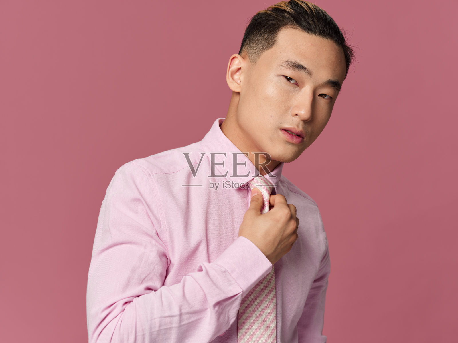 可爱的男士衬衫与领带自信时尚粉红色的背景照片摄影图片