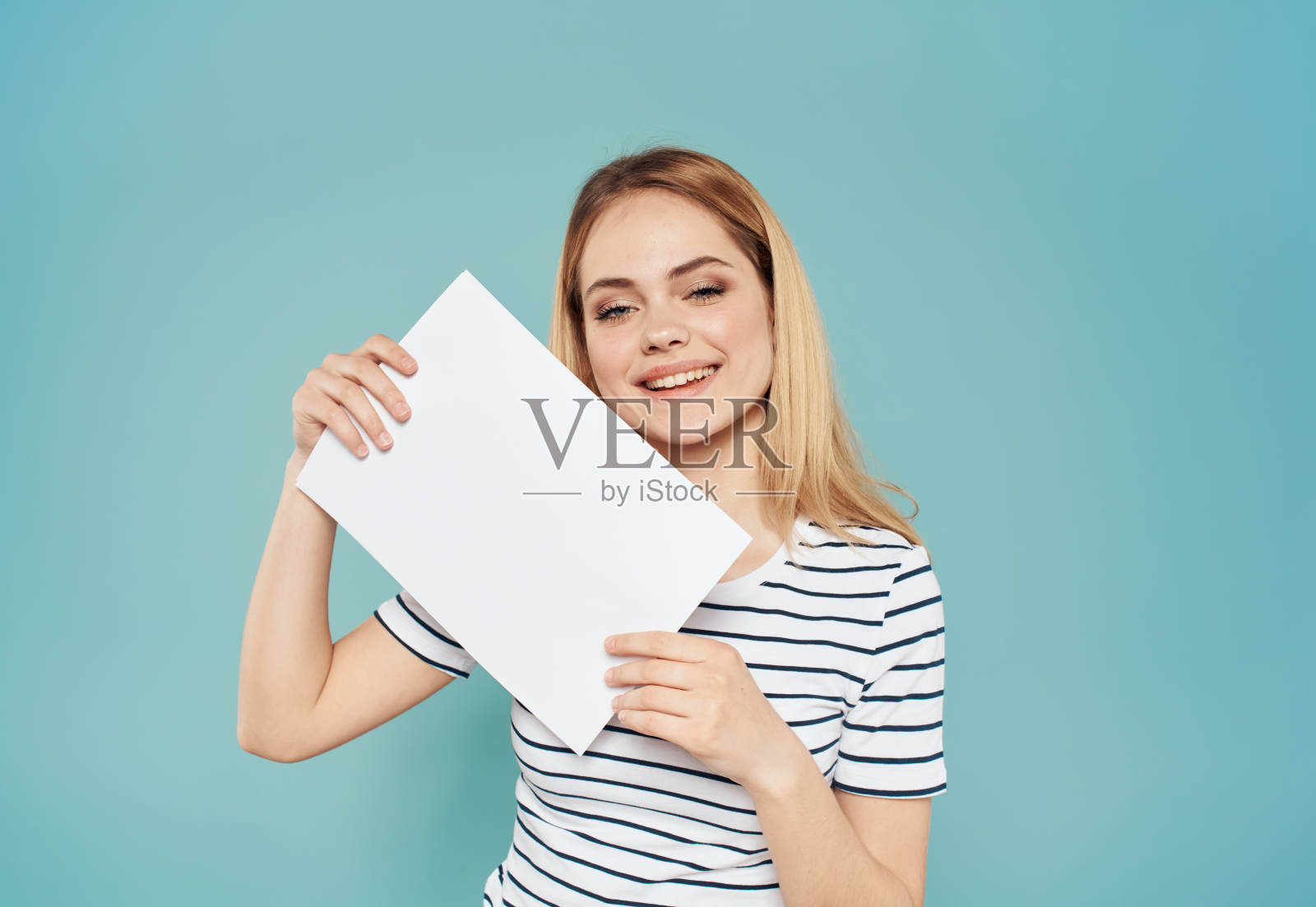 一个金发女人手里拿着一张白纸，上面是蓝色背景的横幅广告照片摄影图片