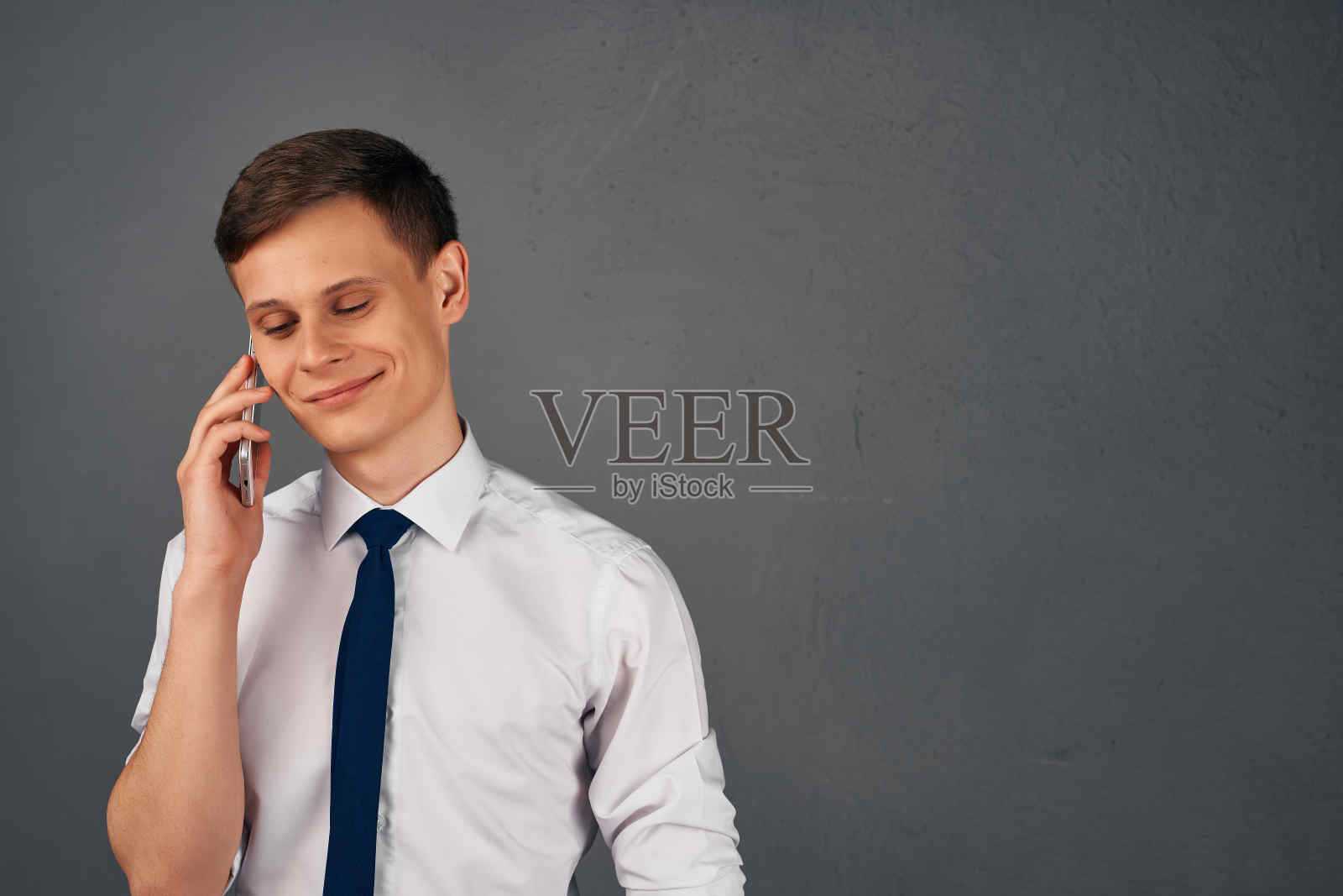 穿着衬衫打着领带打电话的商人，工作方式照片摄影图片