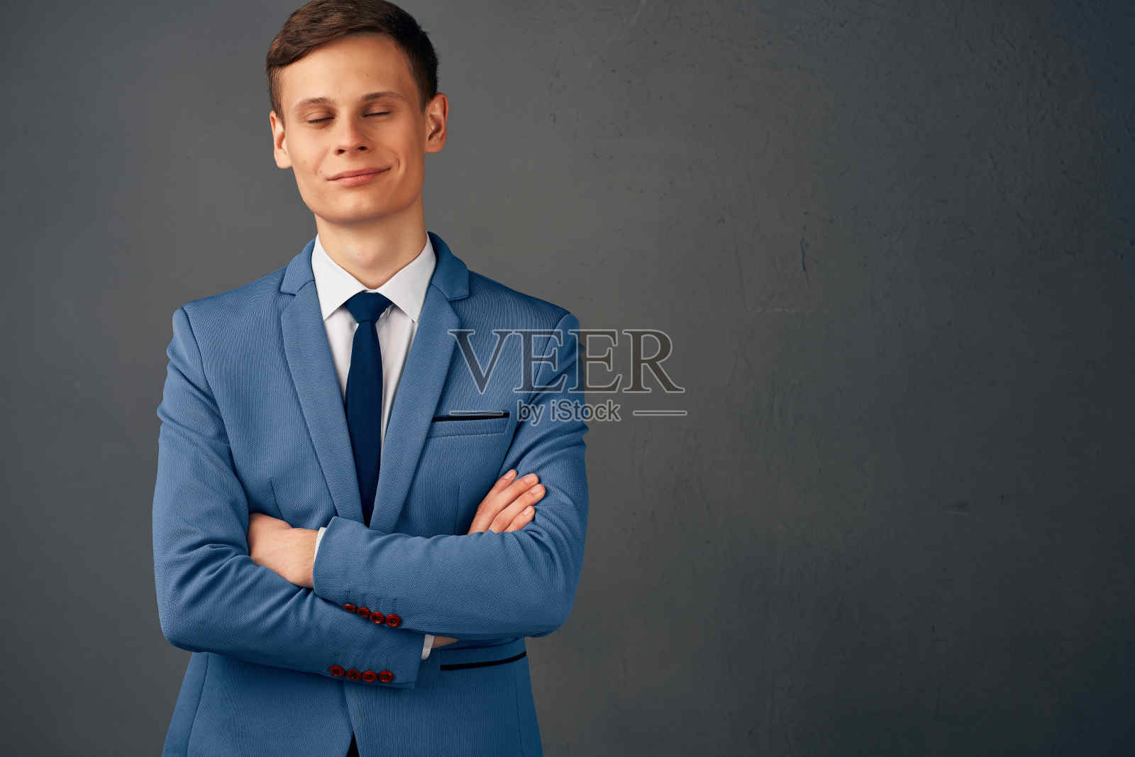 西装革履的男士在时尚办公室摆造型照片摄影图片