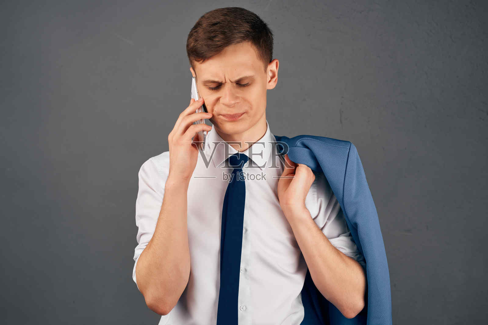 西装革履的商人，肩上披着夹克，沟通财政官员照片摄影图片