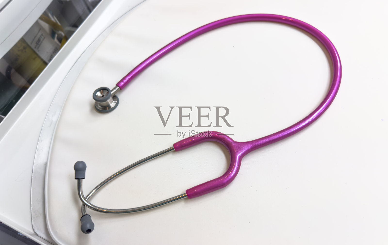 听诊器放在医疗图表上，在临床环境中展示医疗保健、诊断、专业和患者护理照片摄影图片