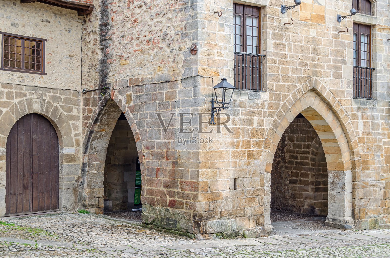 西班牙Santillana del Mar村庄的建筑细节照片摄影图片