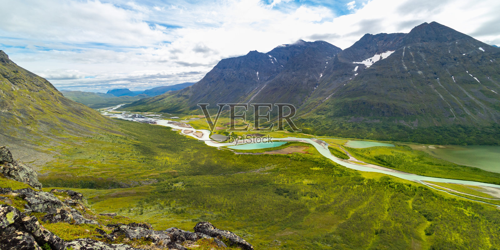 美丽的夏季景观与拉帕河在瑞典的萨雷克国家公园。从山上俯瞰的河流。照片摄影图片