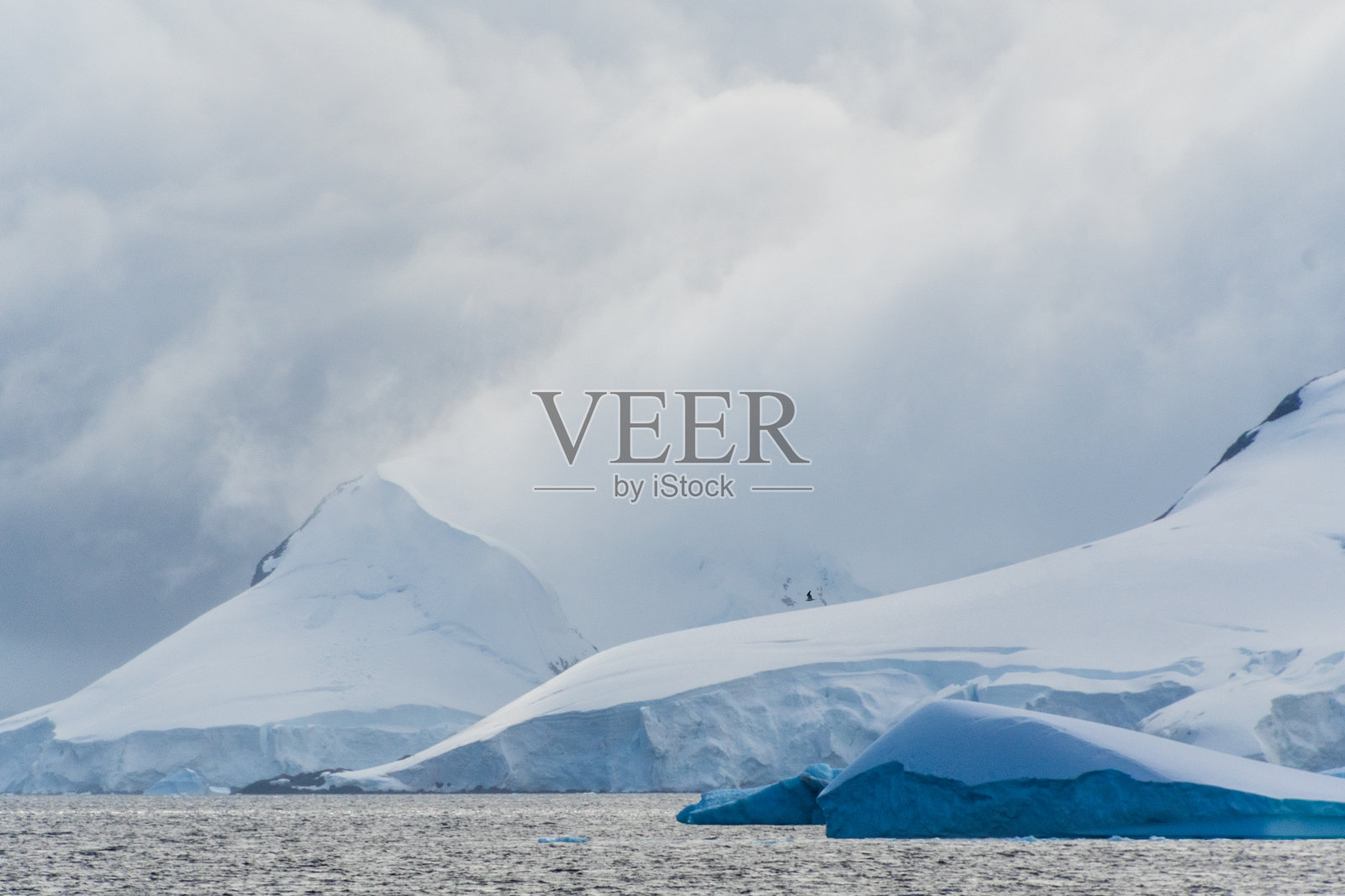 格雷厄姆通道附近的冰山照片摄影图片