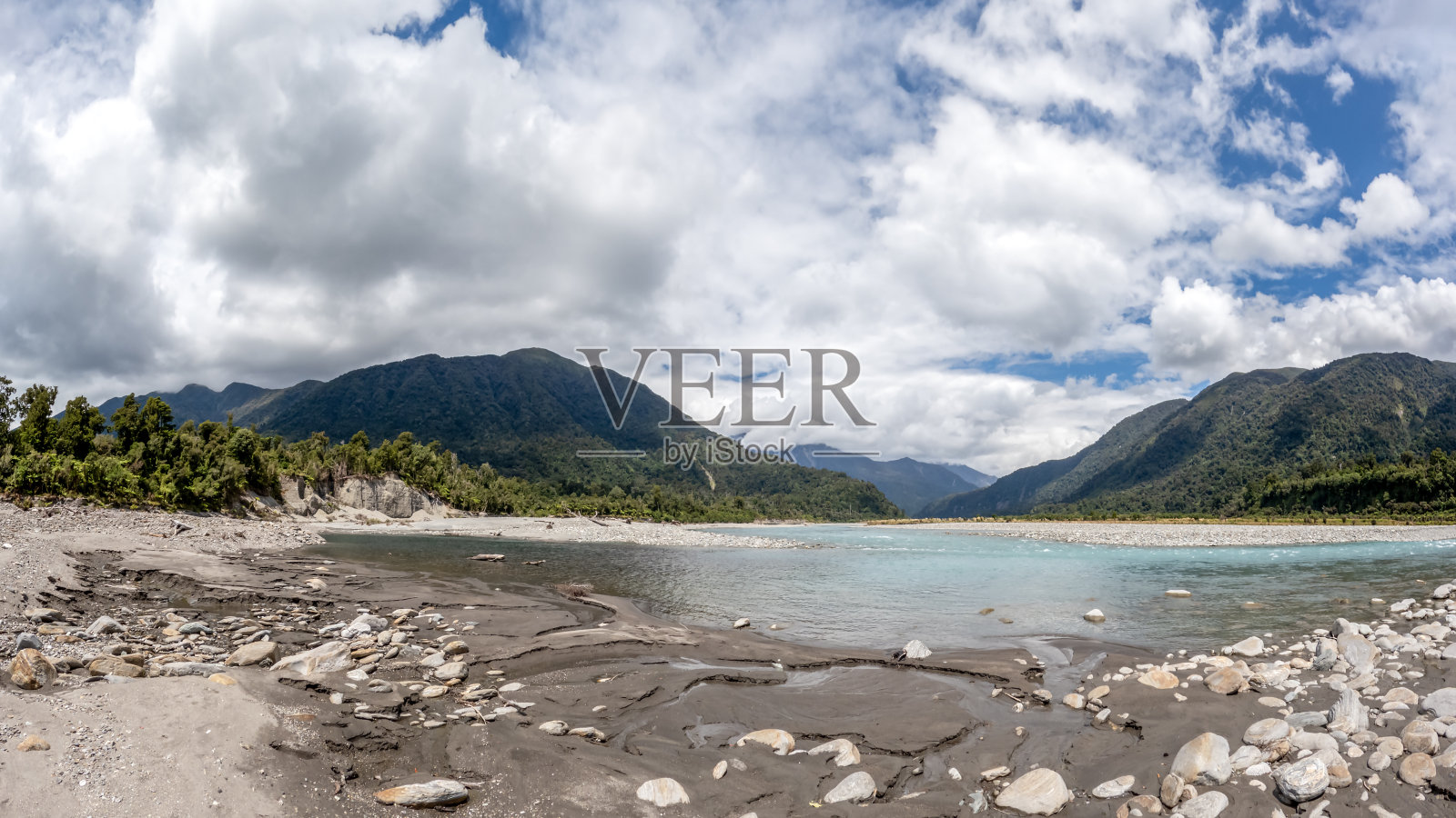 西海岸内陆全景，郁郁葱葱的绿色原生森林和蓝色的海水，新西兰隐藏的宝石照片摄影图片