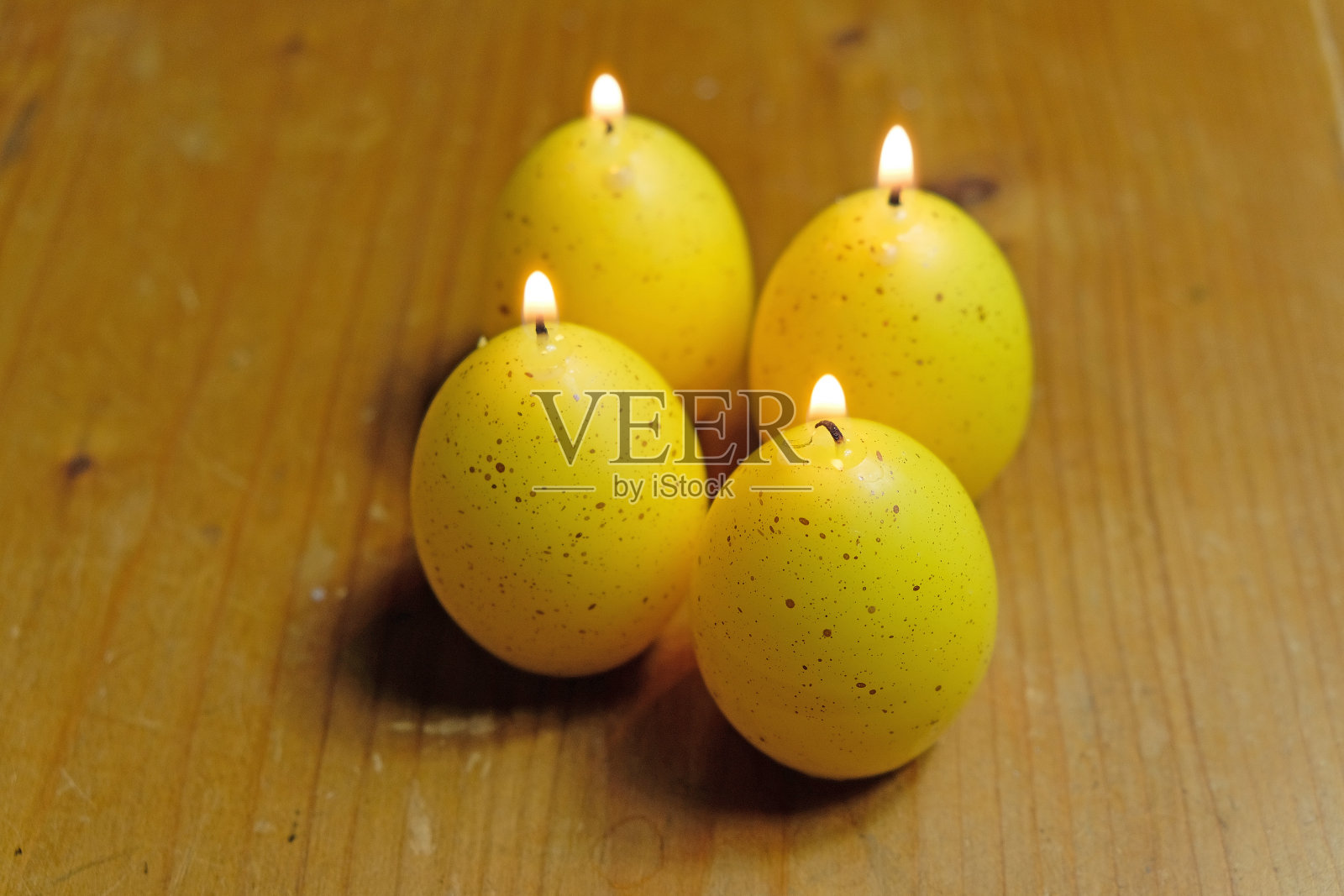 四支燃烧的蛋形蜡烛照片摄影图片