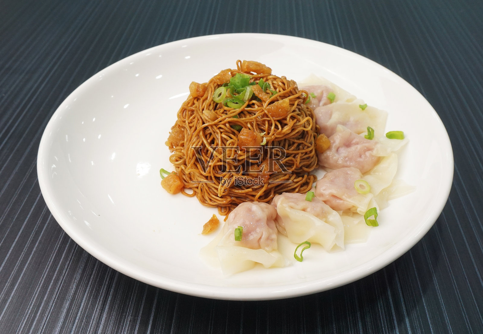 深灰色木桌上的炒制干馄饨面，肉饺，亚洲点心，清真餐厅，餐厅，宴会，咖啡厅菜单照片摄影图片