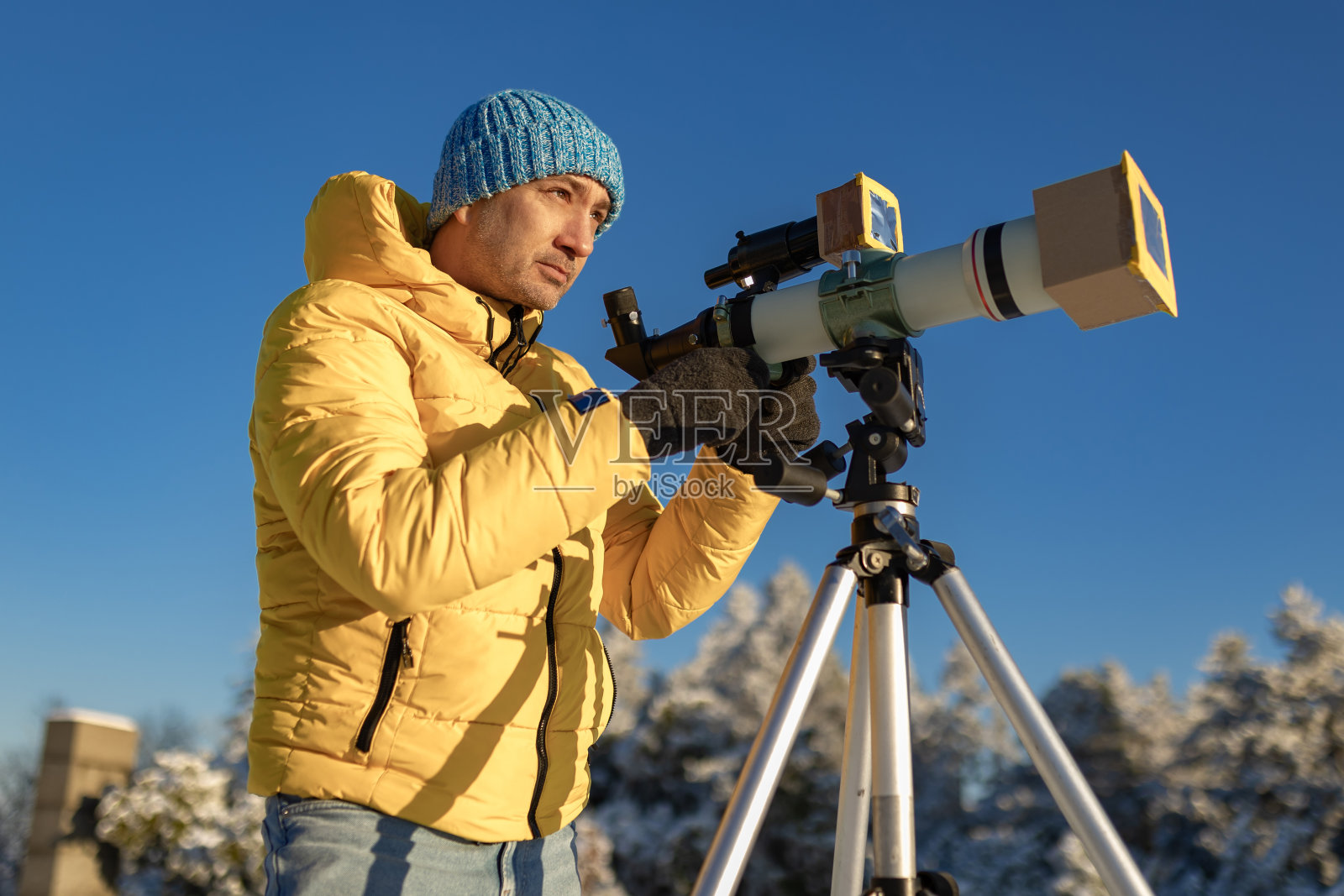 业余天文学家通过带有特殊太阳滤镜的望远镜观察太阳。照片摄影图片