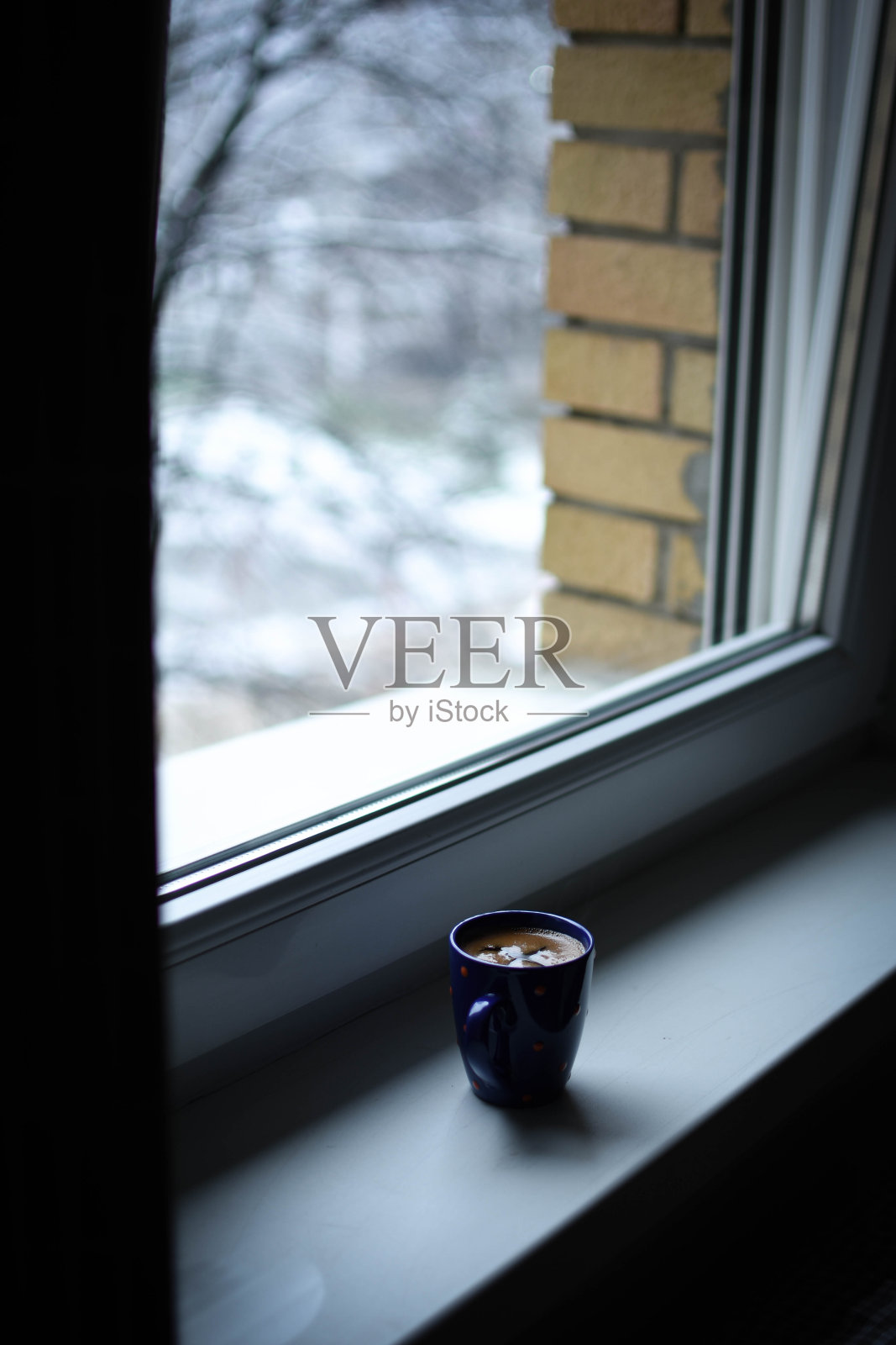 窗台上的咖啡杯照片摄影图片