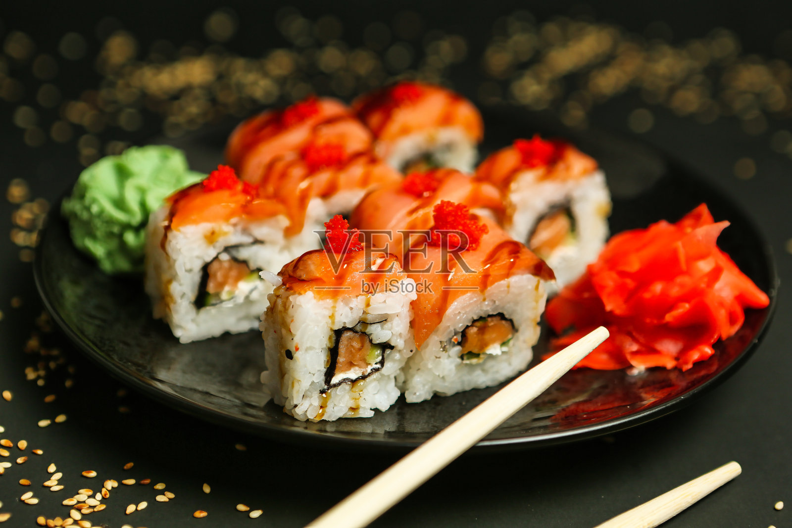黑色盘子里有寿司和筷子照片摄影图片