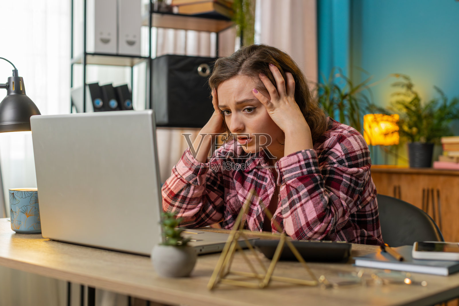 压力悲伤的女商人失去工作，家里有财务问题，办公室，工作场所破产照片摄影图片