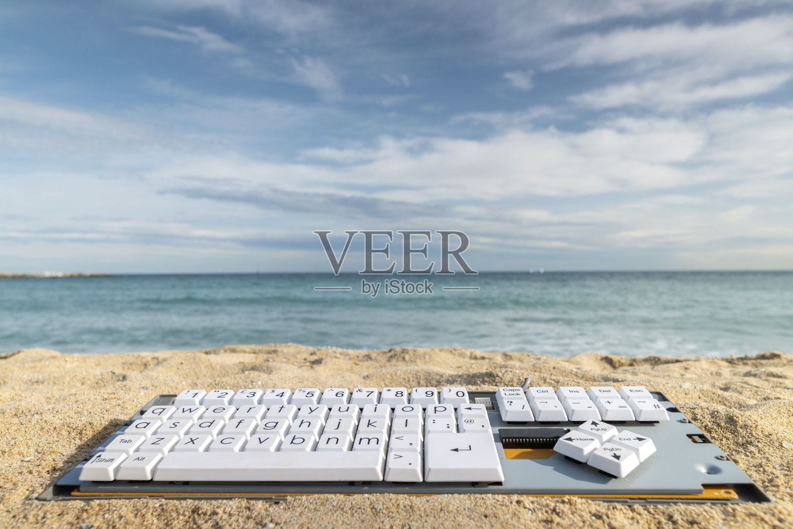 海滩上的老式电脑键盘照片摄影图片