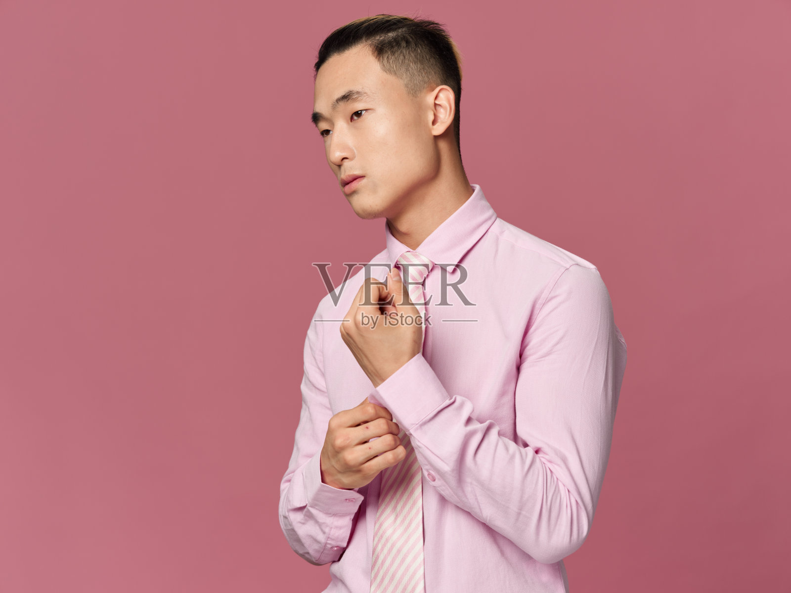 帅哥自信的衬衫配上迷人的领带，粉红色的背景看起来很迷人照片摄影图片