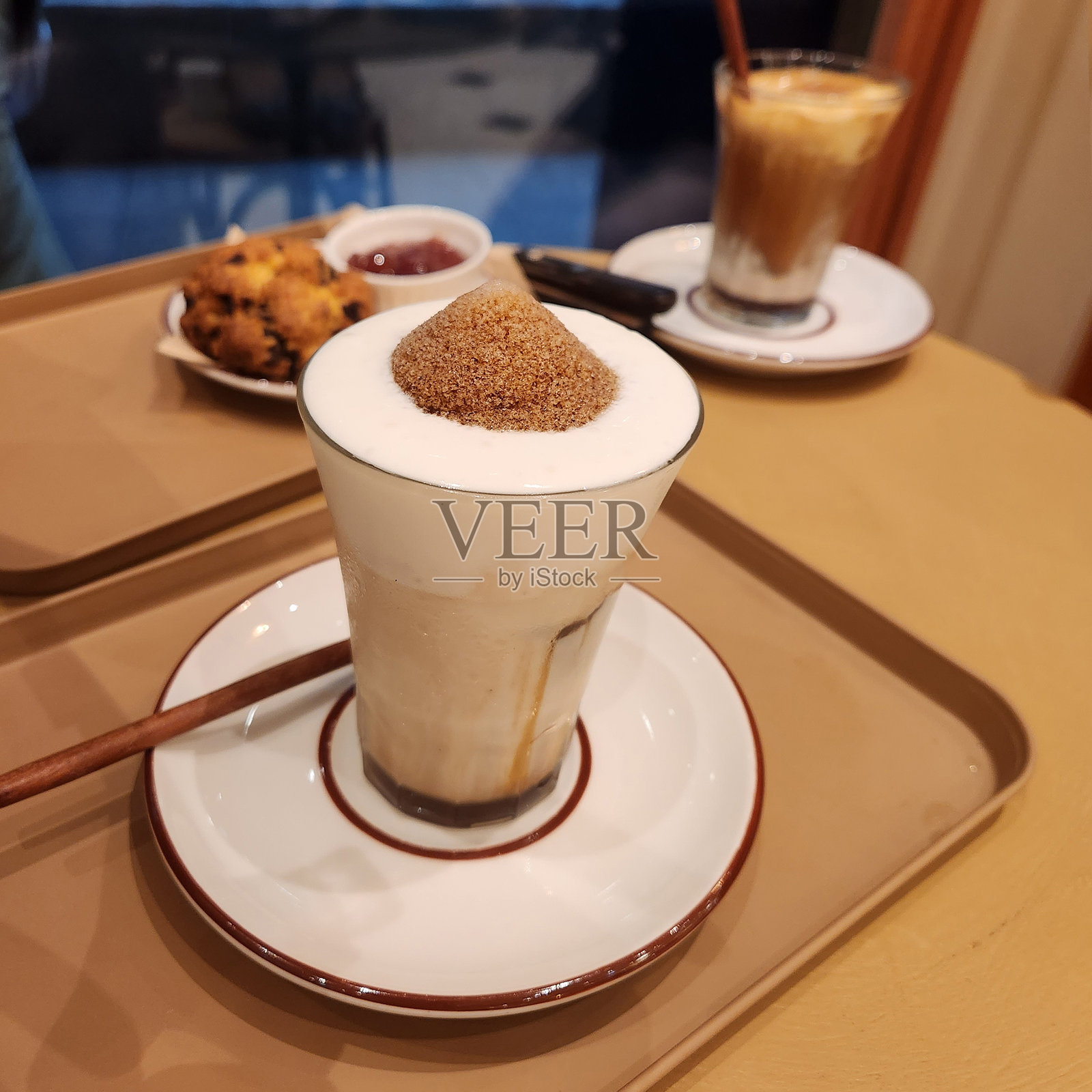 一杯加红糖的拿铁照片摄影图片