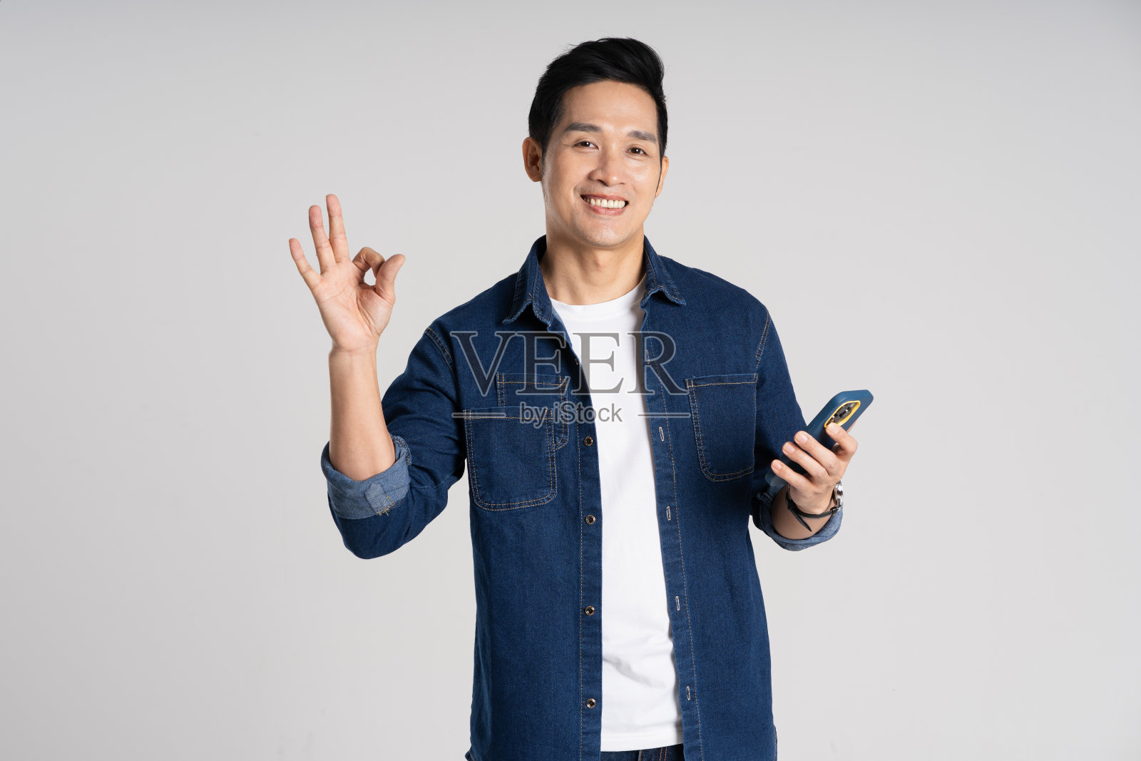 亚洲男子在白色背景上摆姿势的肖像照片摄影图片