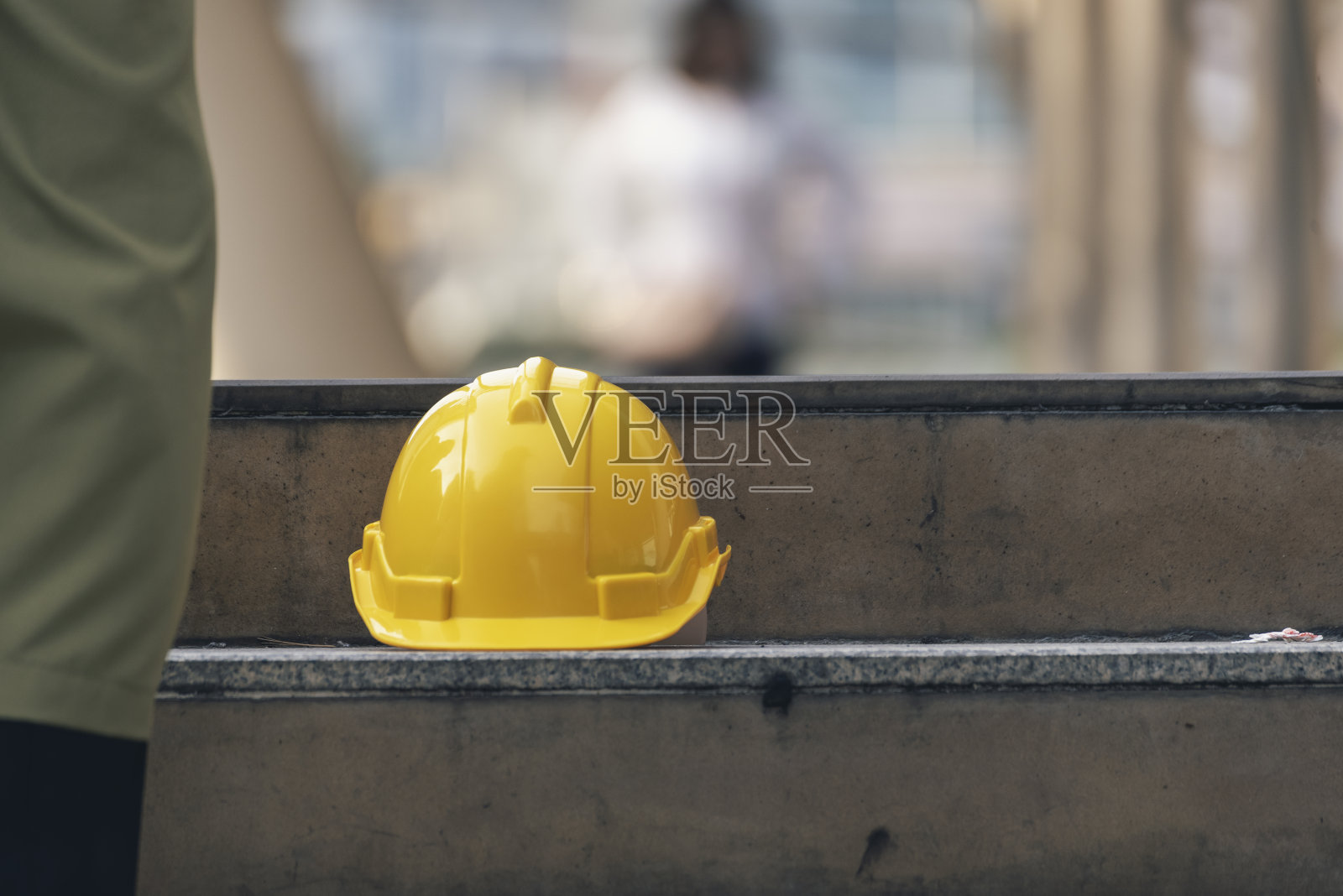 施工现场工人安全帽工具设备用于工程防护头标准。多顶安全帽与复制空间排在一起。工程建设理念照片摄影图片