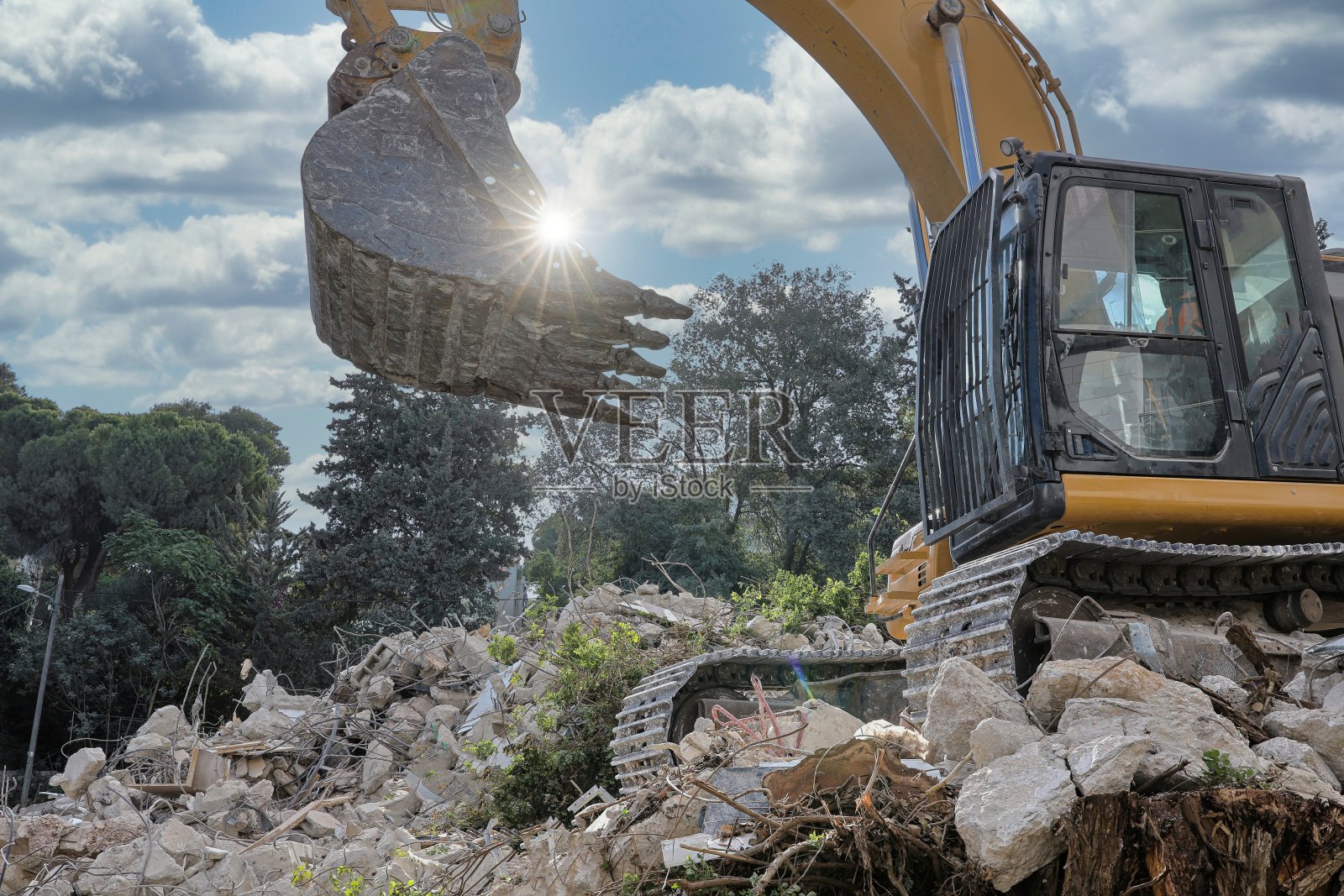 挖掘机铲斗与阳光照片摄影图片
