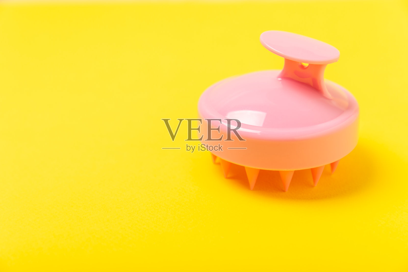 刷头皮按摩背景。用于头发生长刺激刷。头发按摩。刺激刷。护发、头部放松概念。本空间照片摄影图片