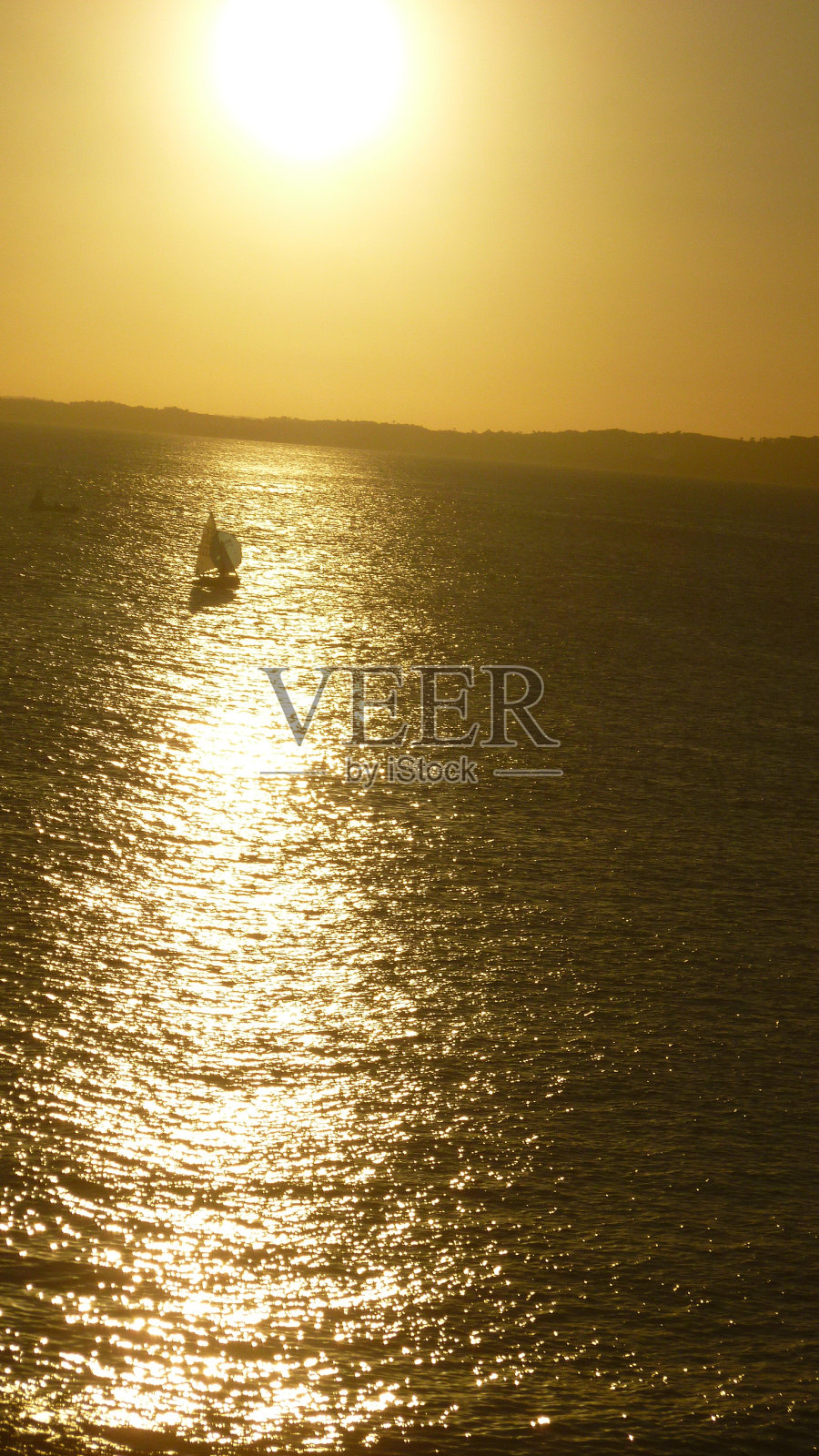 海滩上落日的神圣光芒照片摄影图片