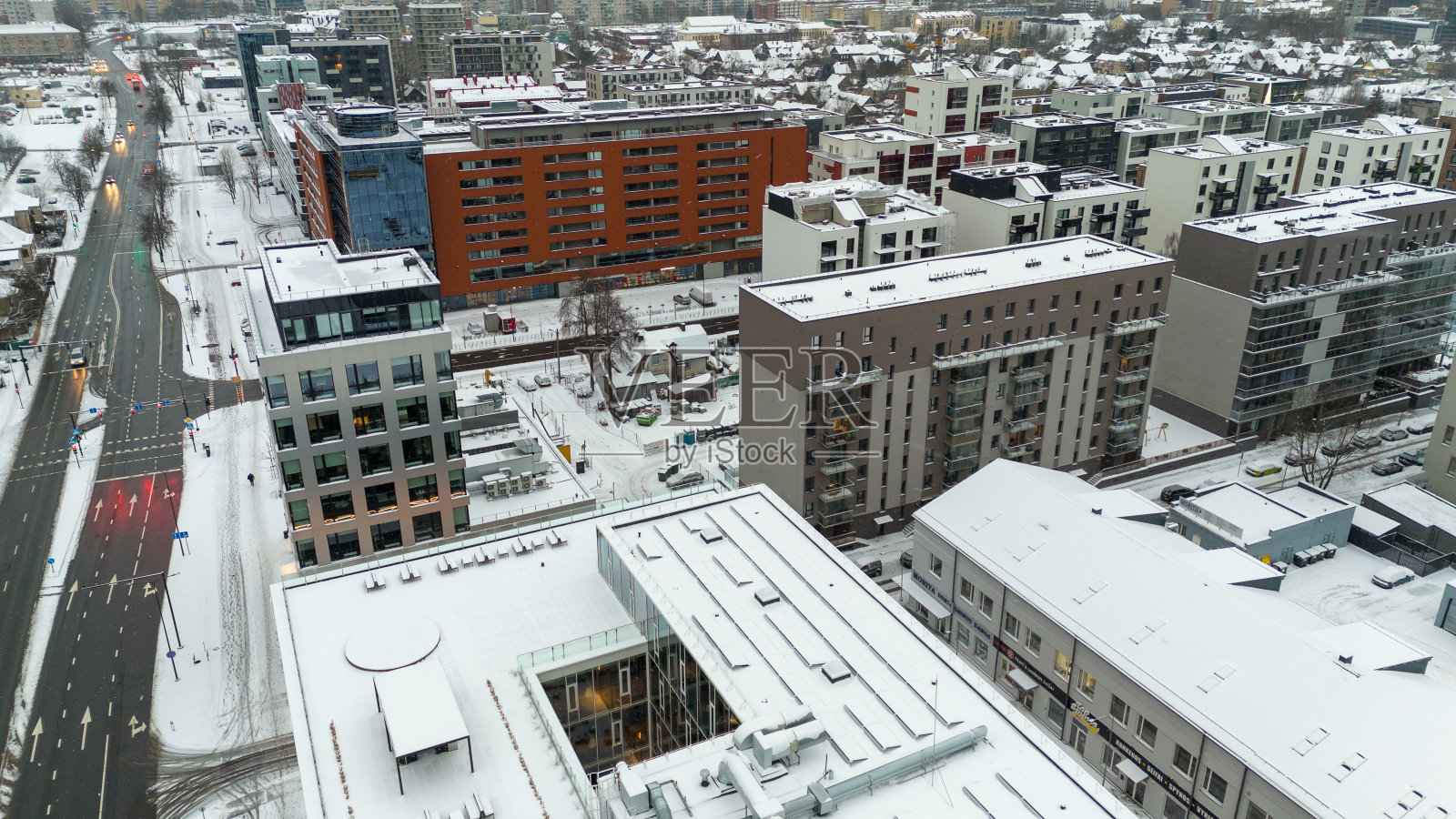 无人机拍摄的多层房屋在一个城市在冬天的一天照片摄影图片