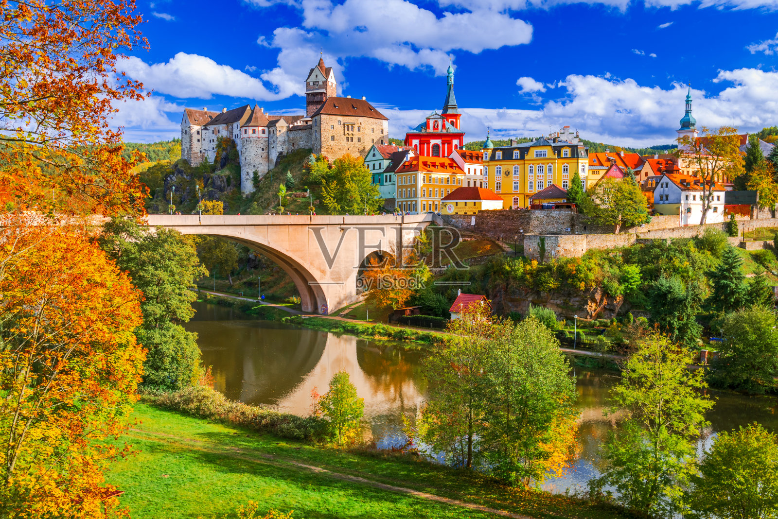 Loket，捷克共和国。迷人的小镇，奥雷河在卡罗维发利附近，波西米亚，秋天的色彩。照片摄影图片