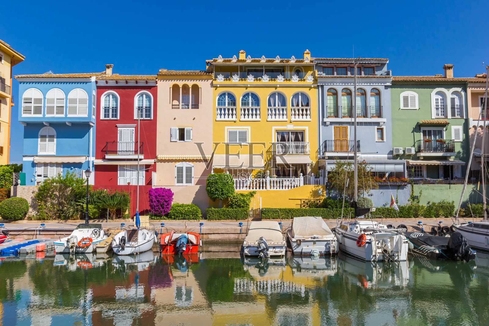 巴伦西亚萨普拉亚港水边五颜六色的房子照片摄影图片