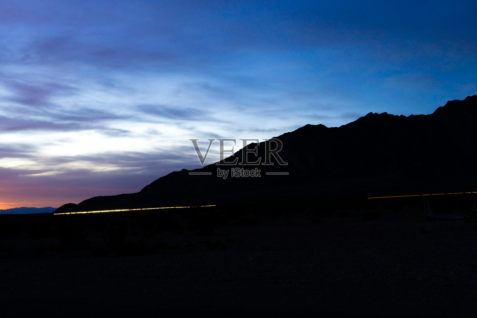 沙漠中的汽车灯光照片摄影图片