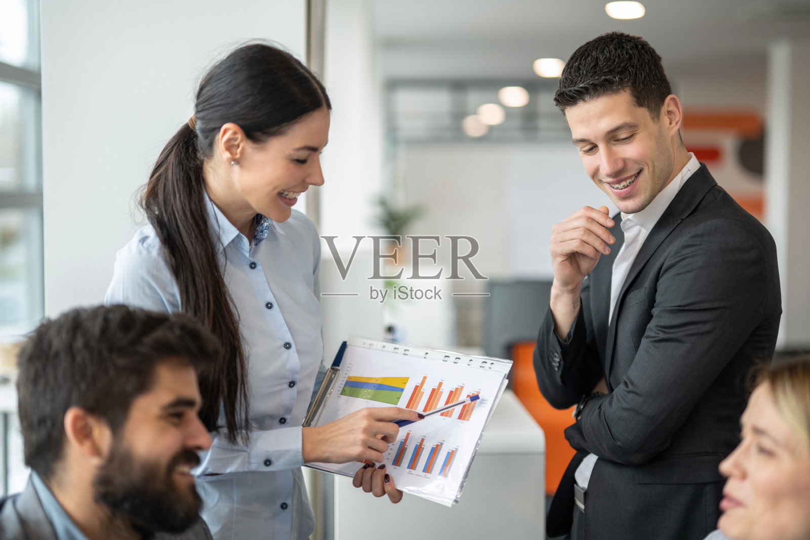 商务人士在办公室开会时讨论利润、收入、市场份额、客户满意度和公司发展的其他指标。照片摄影图片