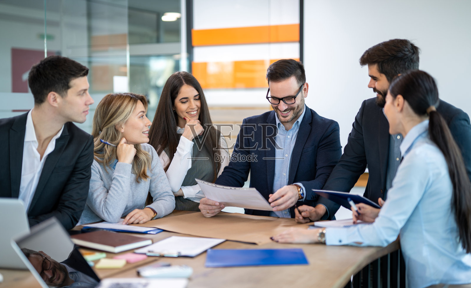 业务主管团队在办公室一起分析公司年度财务报告余额。良好的业绩，业务，市场，办公室和税务概念。照片摄影图片