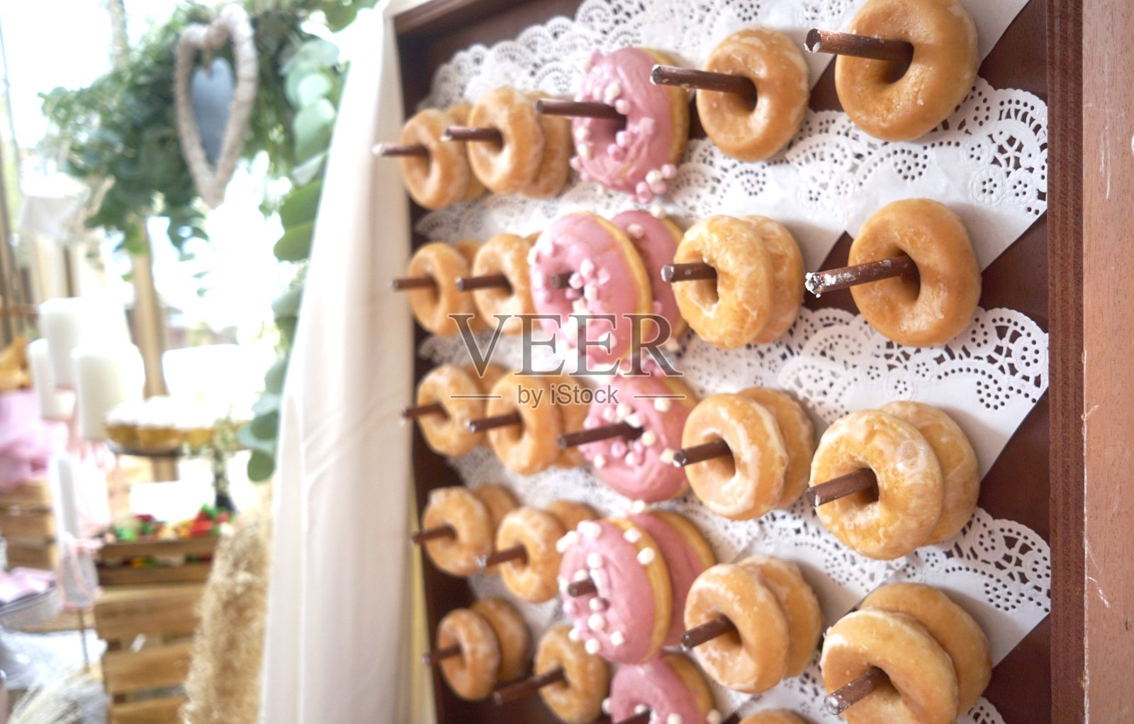 用粉色釉面巧妙排列的甜甜圈照片摄影图片