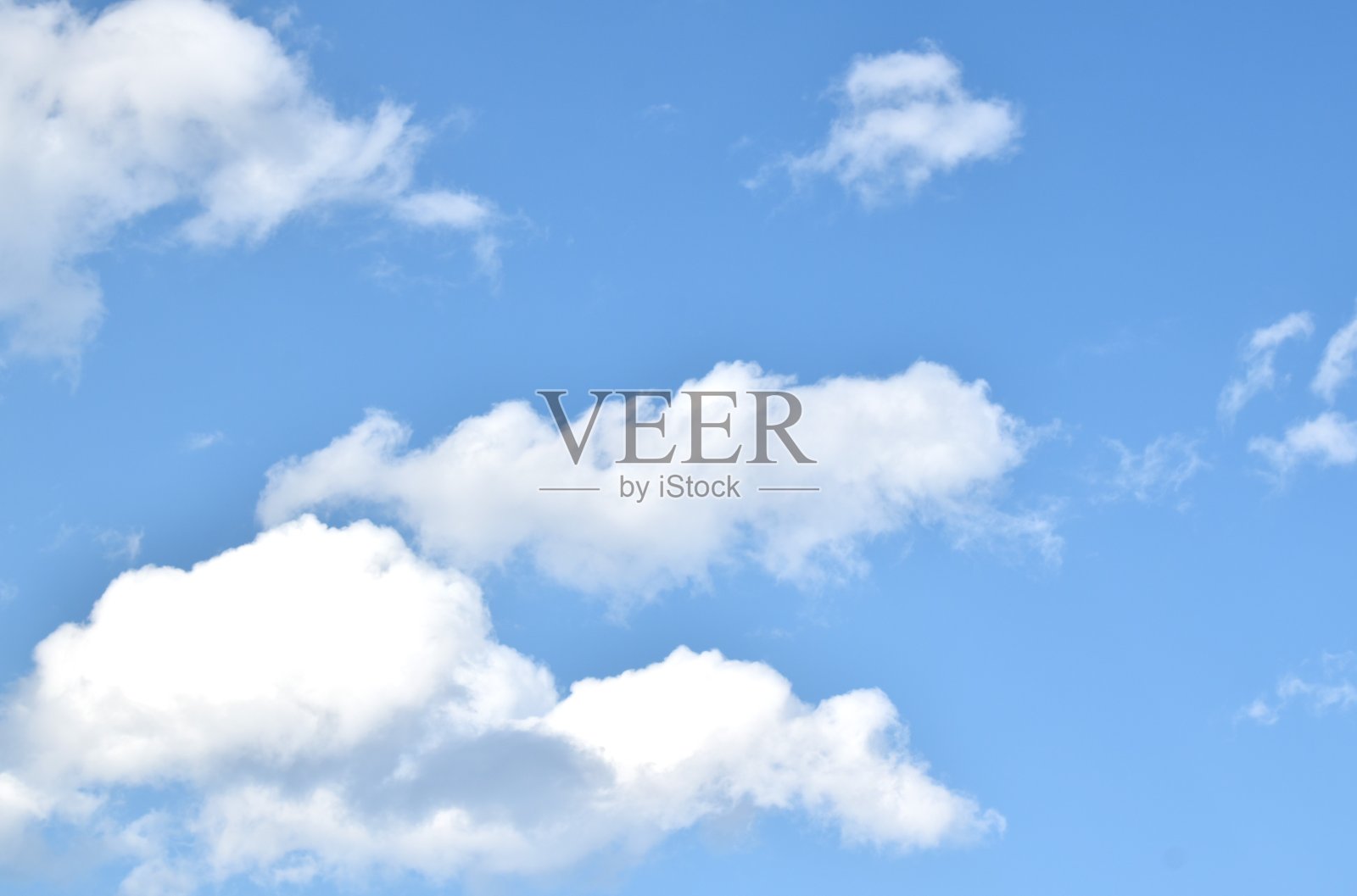 云在明亮的天空上散开照片摄影图片